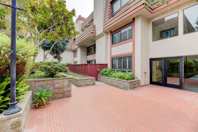 Building Photo - 8828 Pershing Dr