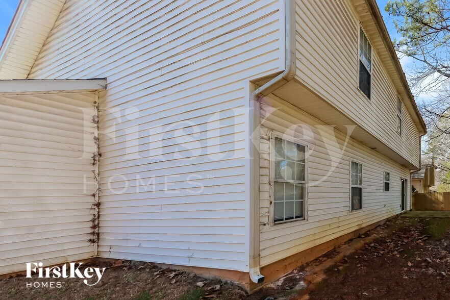 Building Photo - 2324 Sandspring Dr SW