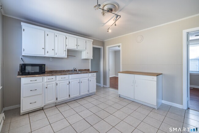 Building Photo - 793 Brewster St