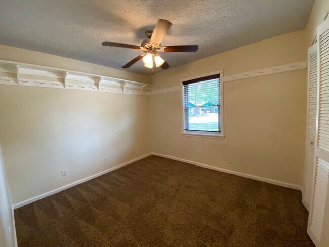 Building Photo - Adorable 3/2 on large corner lot