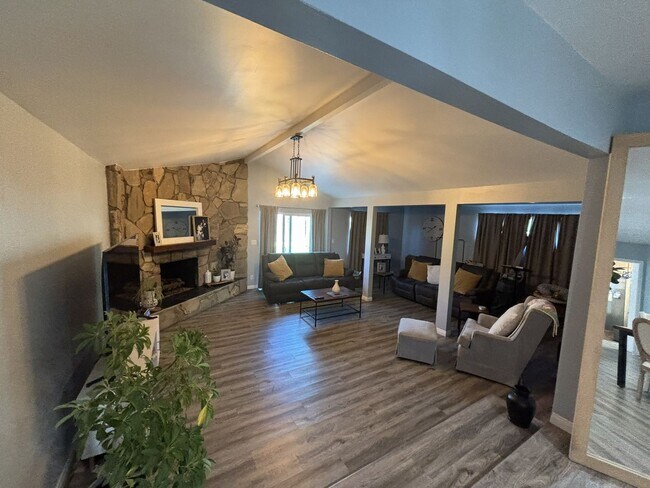 Building Photo - Desirable 3 Bedroom 2 Bathroom House