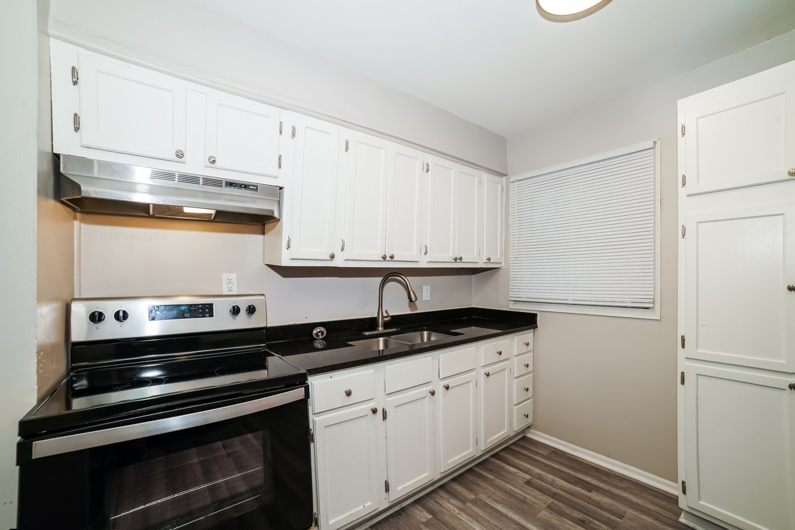 Building Photo - 2647 W Nebraska Ave