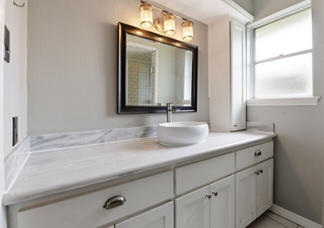 Building Photo - 7215 Ridge Oak Dr