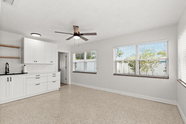 Building Photo - NEWLY RENOVATED Home For Rent in St Pete!