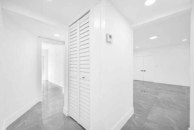 Building Photo - 4040 SW 108th Ave