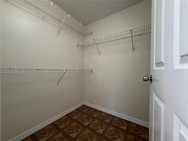 Building Photo - 5016 Lantana Rd