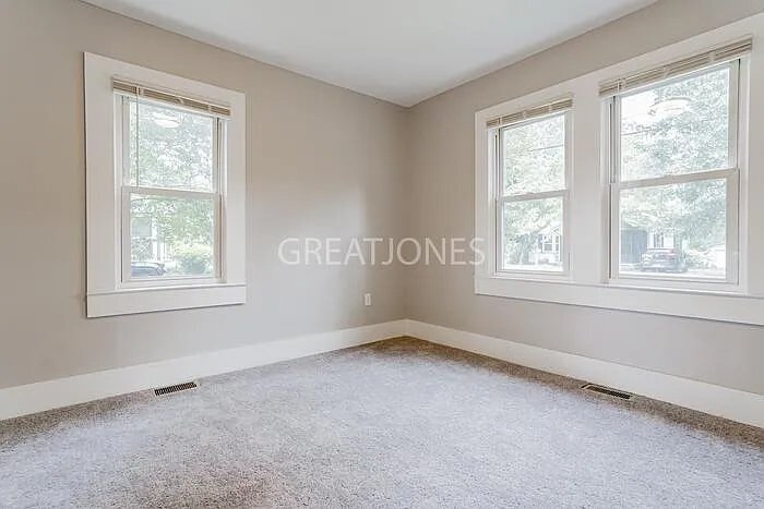 Building Photo - 105 Phillips St