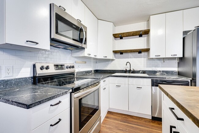 Building Photo - Historic GEM! – The First Female-Built Home in Holly Hill