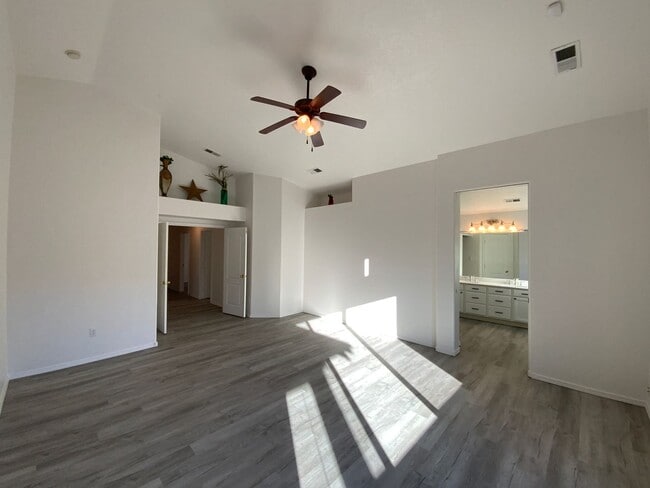 Building Photo - 4 Bedroom Single Story Home Available in C...