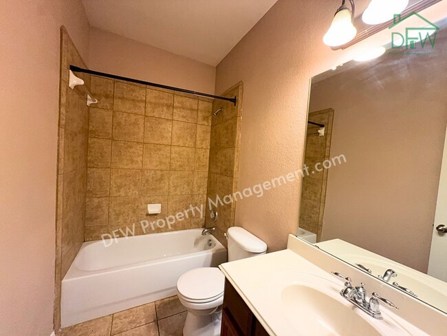 Building Photo - Elegant and Spacious 5-Bedroom Home for Lease in Fort Worth