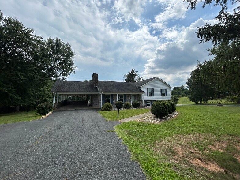 Building Photo - 2671 Thomas Jefferson Pky
