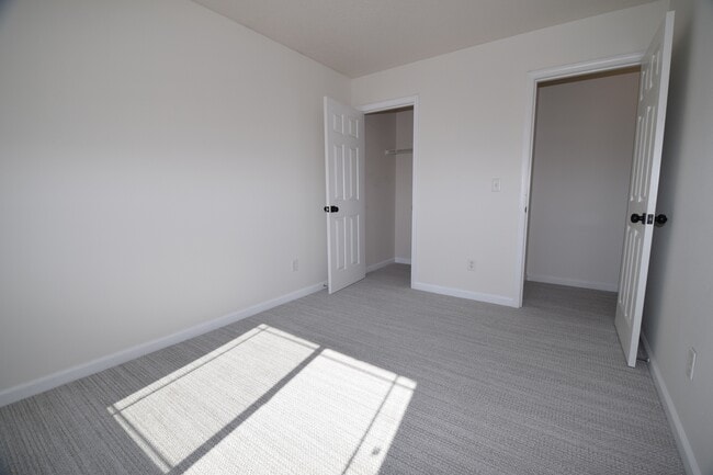 Building Photo - 207 SE Harlow Ave