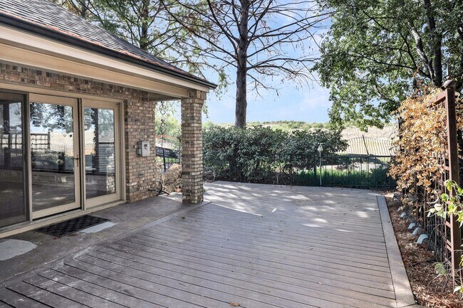 Building Photo - 2912 Bluffview Dr