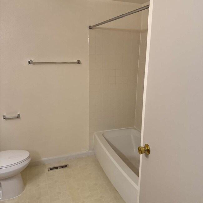 Building Photo - Ground Floor 1 Bedroom In Unit W/D Walk ou...