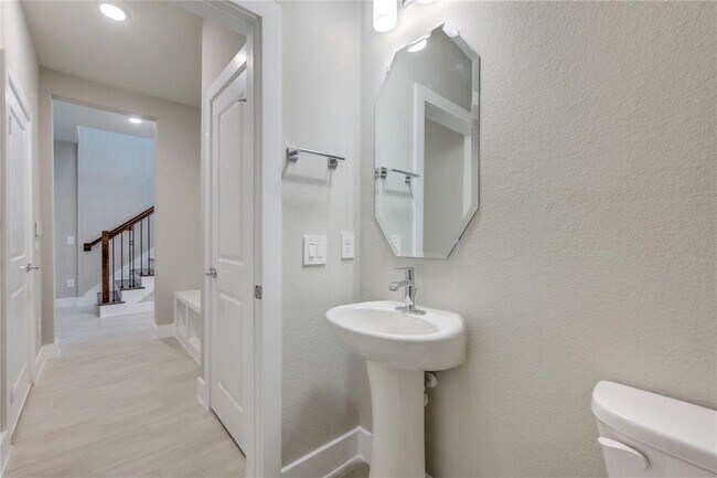 Building Photo - 1709 Summerlyn Ter Dr