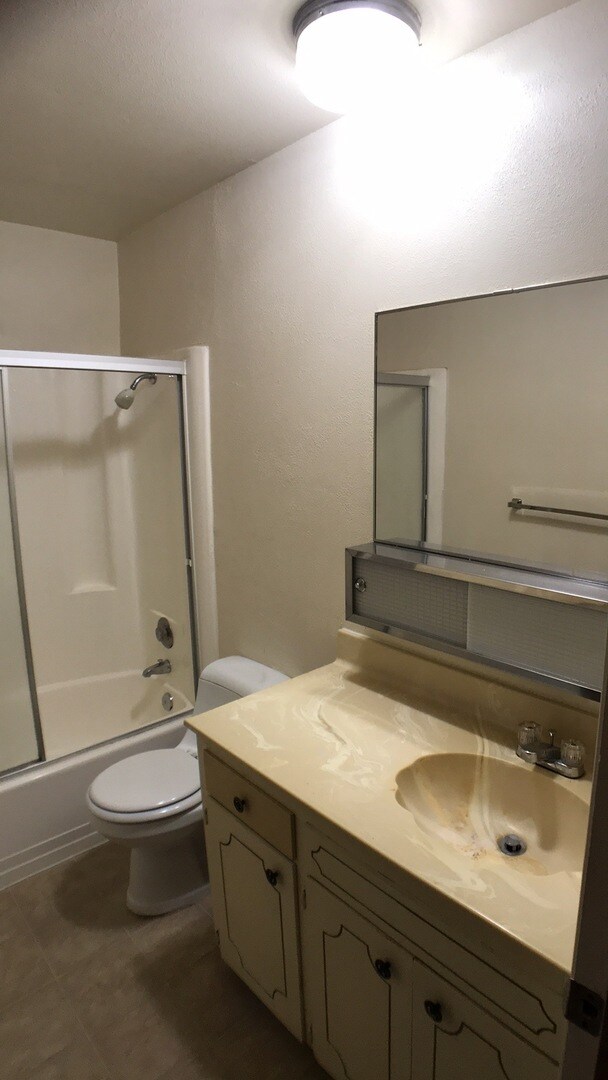Building Photo - 1 Bedroom in Beautiful Residential Area Close to Downtown Pet Friendly