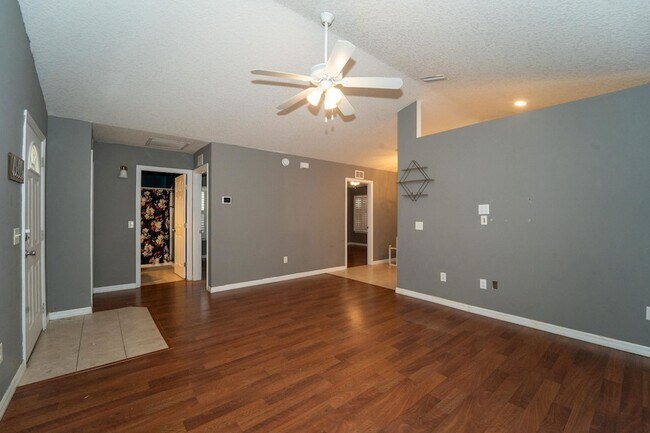 Building Photo - 841 Helen St