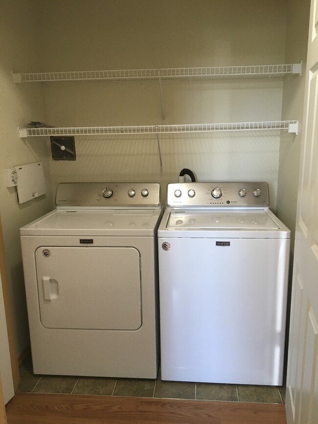 Building Photo - AVAILABLE NOW Spacious condo near shopping