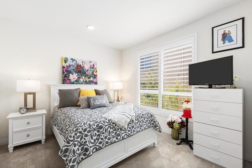 Building Photo - 5253 Vantage Ave