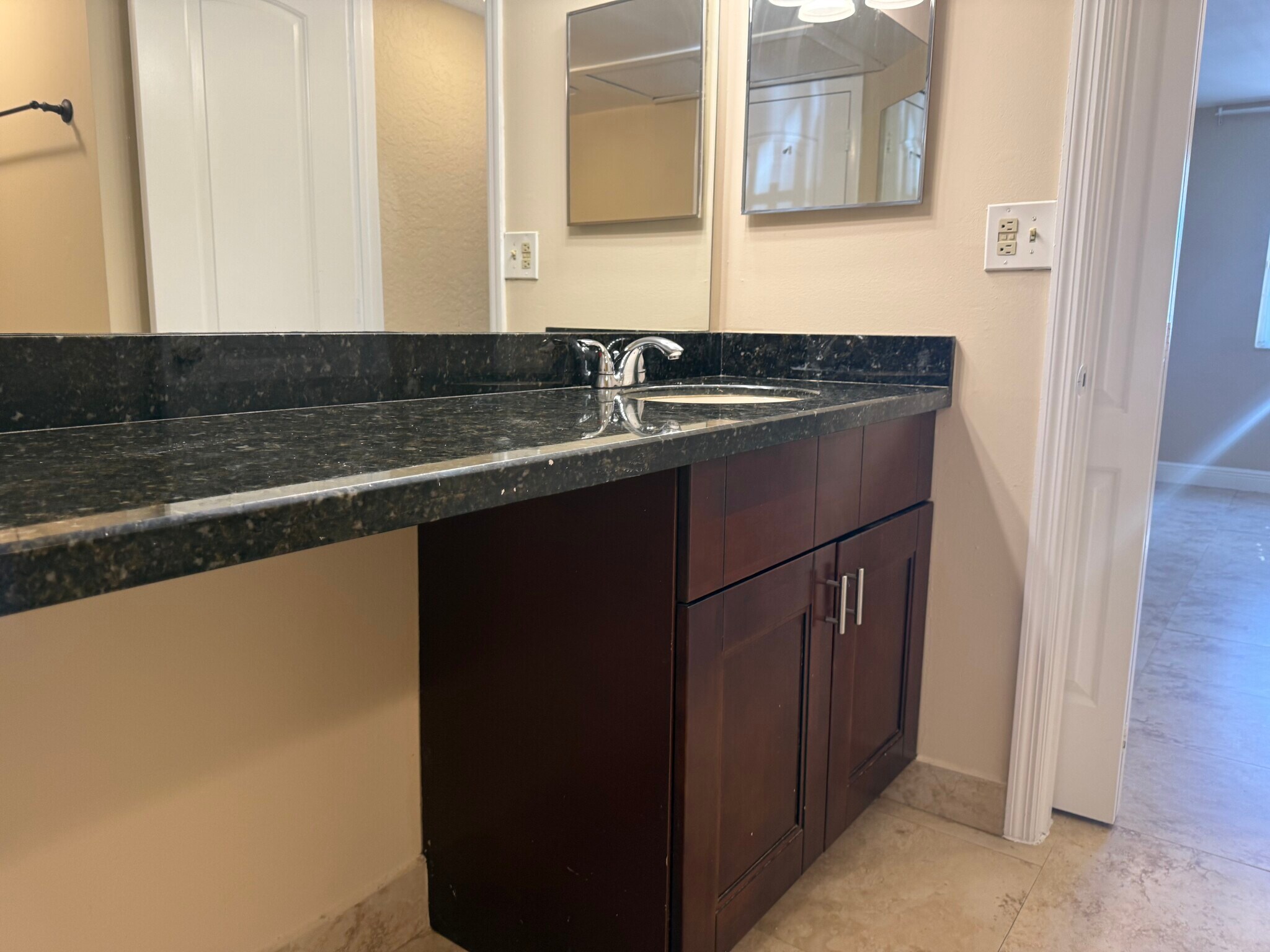 Building Photo - 2871 N Oakland Forest Dr