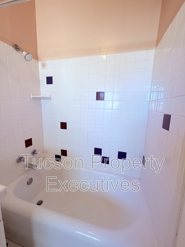 Building Photo - 1222 N Olsen Ave