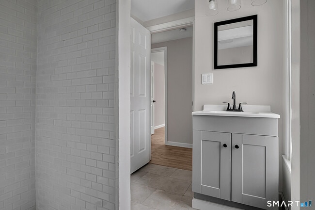 Building Photo - 8 Bancroft St