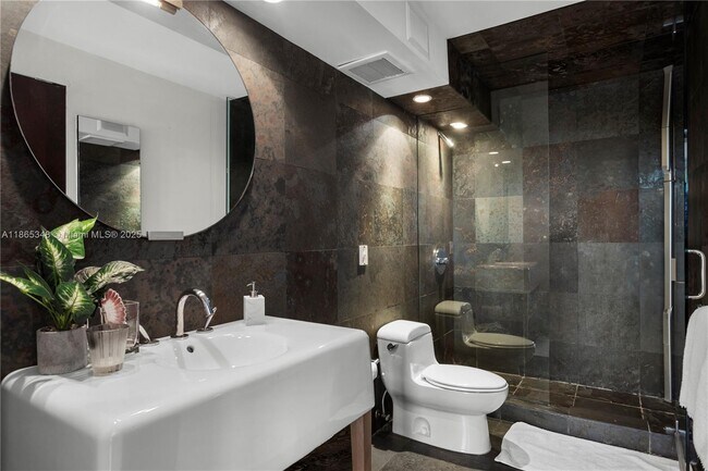 Building Photo - 801 N Venetian Dr