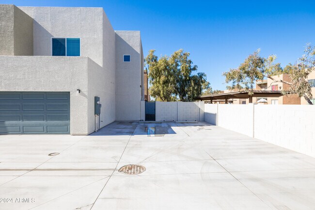 Building Photo - 2842 E Tracy Ln