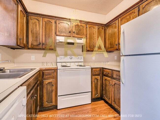 Building Photo - Spacious 2 Bed/1.5 Bath Townhouse in East ...