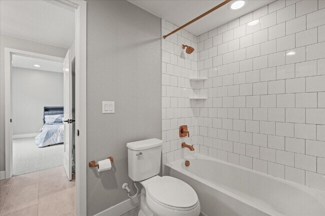Building Photo - $7,495.00, Stunning 6 bed, 5 bath Ranch-St...