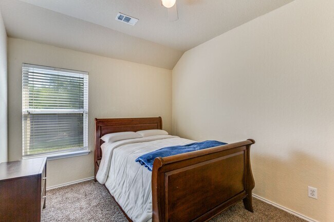 Building Photo - 3-BEDROOM, SINGLE STORY HOME IN CANDLEWOOD...