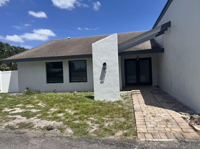 Building Photo - 1600 SW 72nd Ave