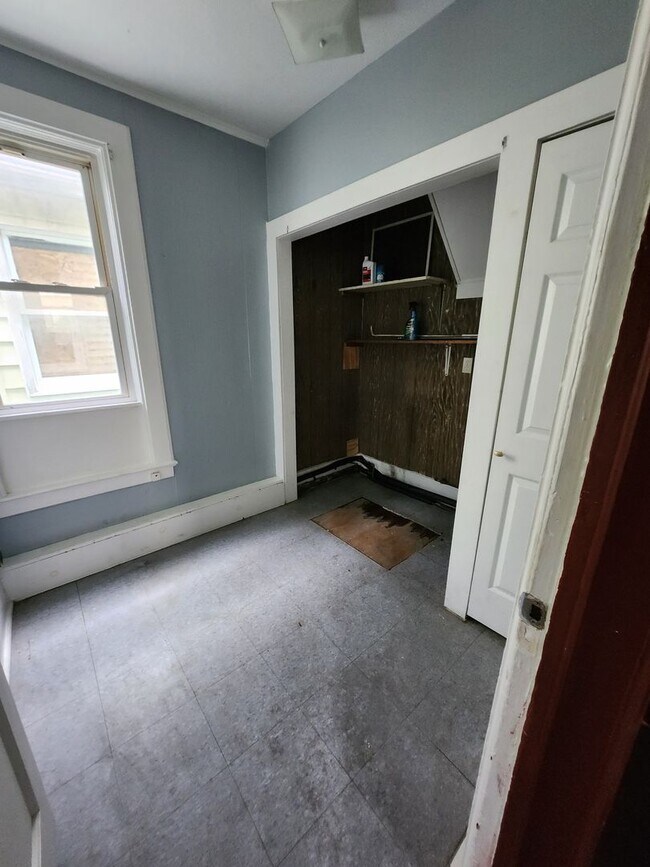 Building Photo - Lower 2 bedroom unit