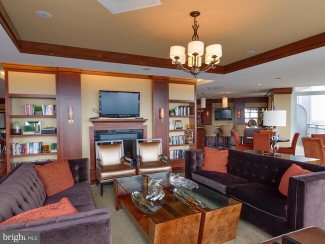 Building Photo - 8220 Crestwood Heights Dr