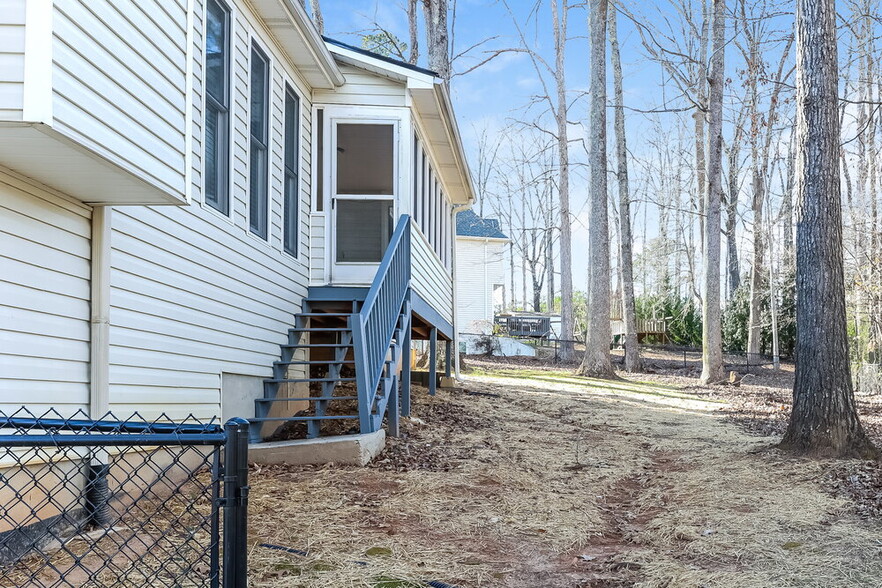 Building Photo - 352 Carriage Ln