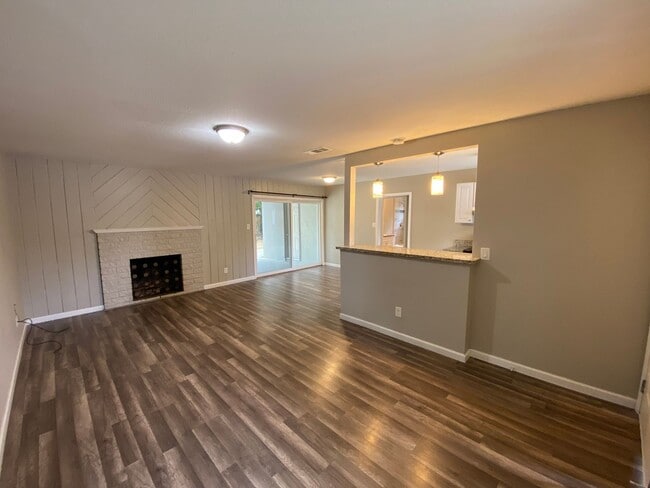 Building Photo - NE Visalia home coming soon!