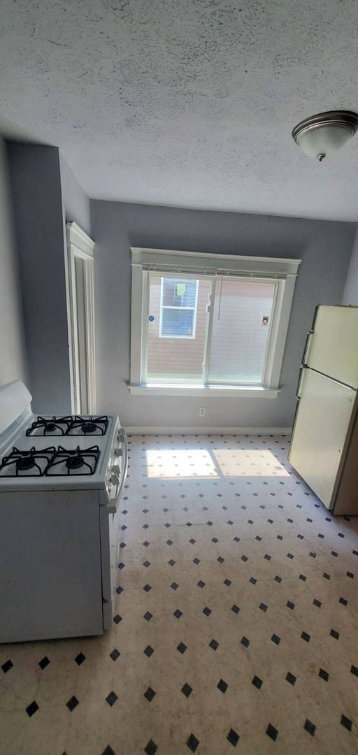 Building Photo - Charming 4-Bedroom Property in Prime Location