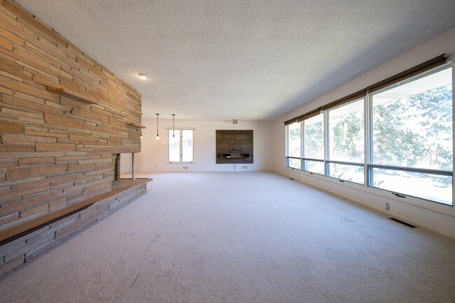 Building Photo - 6624 Southcrest Dr