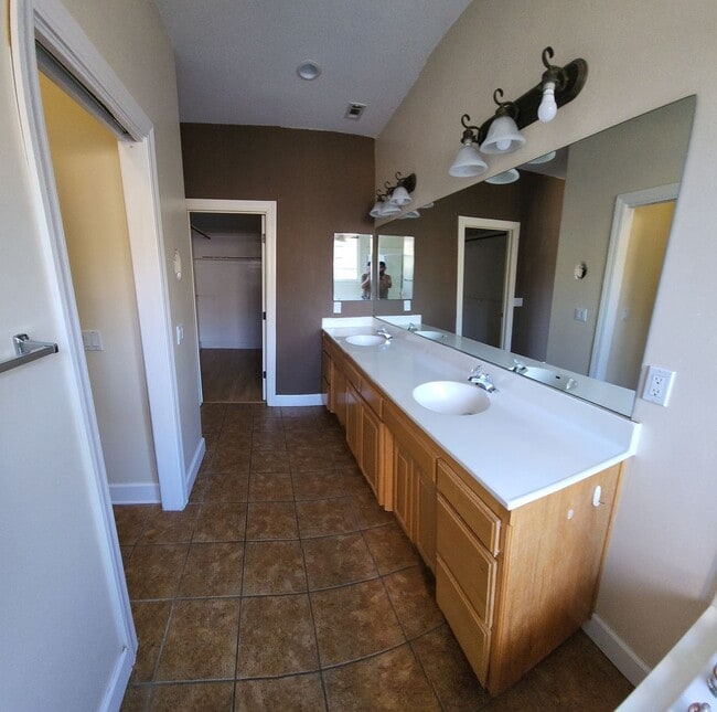 Building Photo - Super close to Poly- Approx. 1000 feet fro...