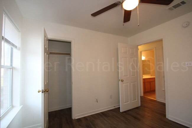 Building Photo - New Fence!