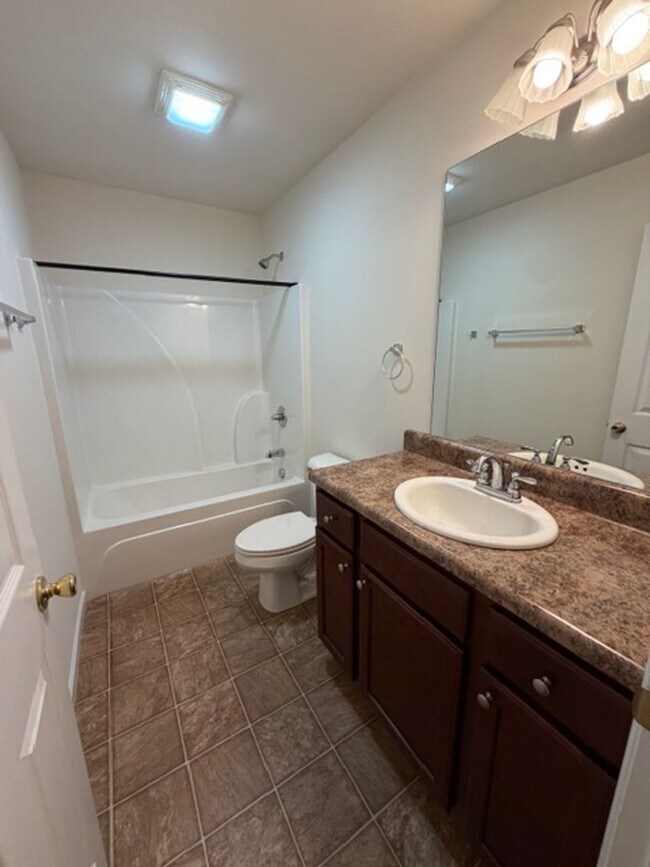 Building Photo - **MOVE IN SPECIAL, FREE FIRST MONTHS RENT ** 2Bedroom, 1.5 Bath Townhouse