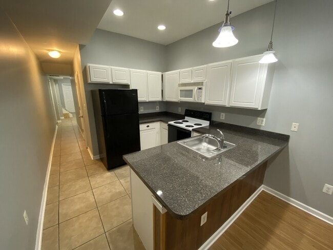 Building Photo - 1600 Light St