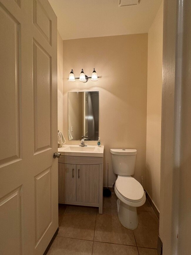 Building Photo - 1033 NE 17th Way