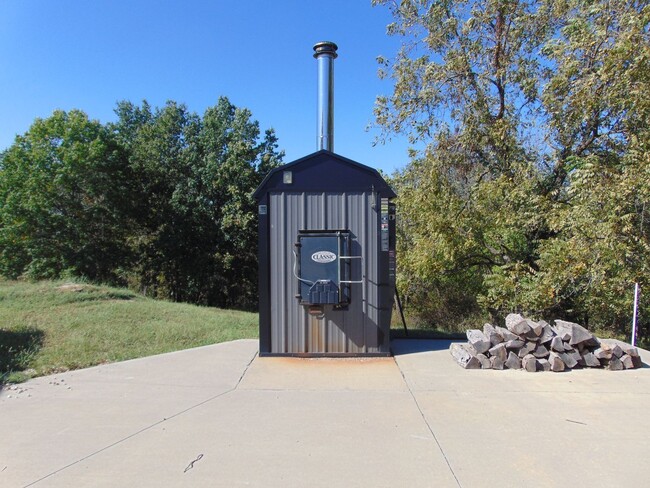 Building Photo - Majestic 3 Bed Mid MO Ranch!