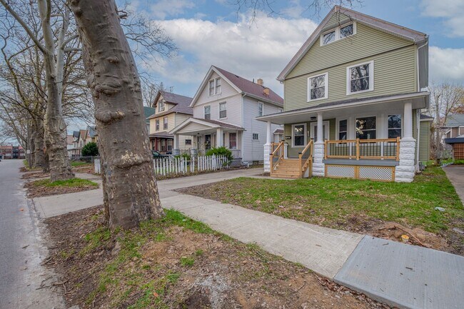 Building Photo - Fully renovated house located on Cleveland...