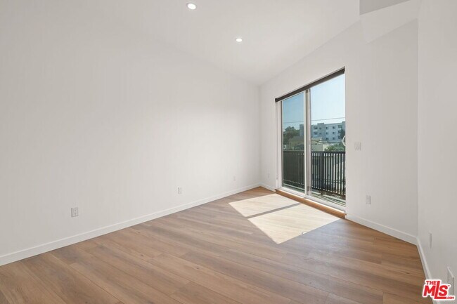 Building Photo - 257 S Park View St