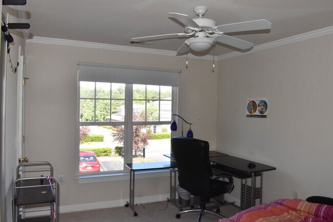 Building Photo - 3 Bedroom, 3 Bath condo! Walking distance ...