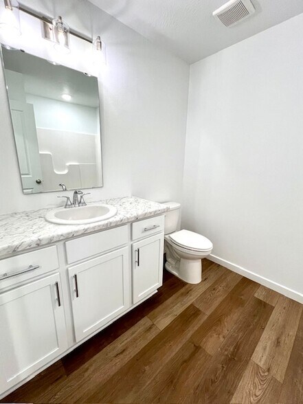 Hall Bath w/ Tub/Shower - 478 Lennox Blvd