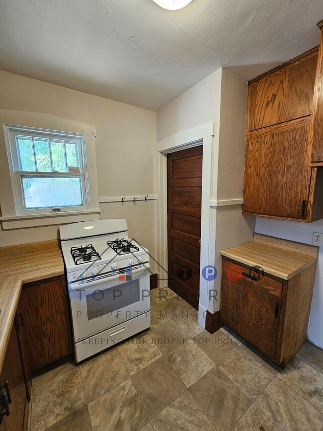 Building Photo - 2 Bedroom | 1 Bathroom Single Family Home ...