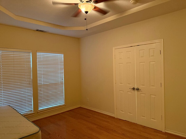 Building Photo - Room in House on Levant Ln
